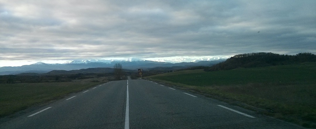 Les Pyrénées enneigées en allant au chantier