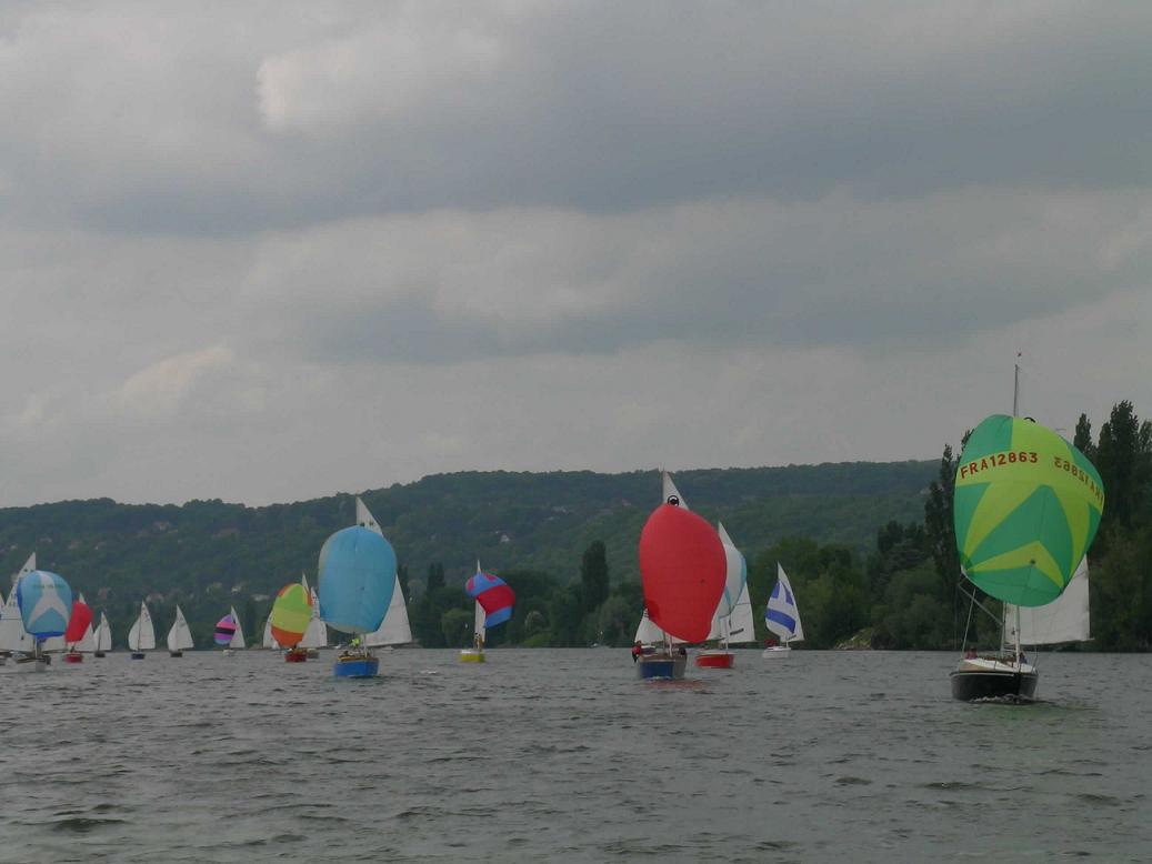 le spi rouge c' est de moi ! mais, les coureurs qui n' avaient pas du all purpose ils ont gueuler, certain mon dit enface que l' on été des tricheurs ah ah ah! l' année suivantes les cotes mesurer sont passé de 2 à 3 (chute,bordure ET une de la drisse à la mi-bordure) la blague!!!